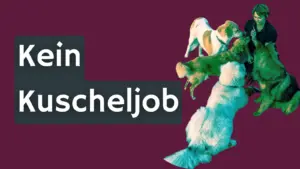 Bianca sitzt am Boden und wird von mehreren Hunden umringt, während sie ruhig mit der kleinen Hundegruppe arbeitet.