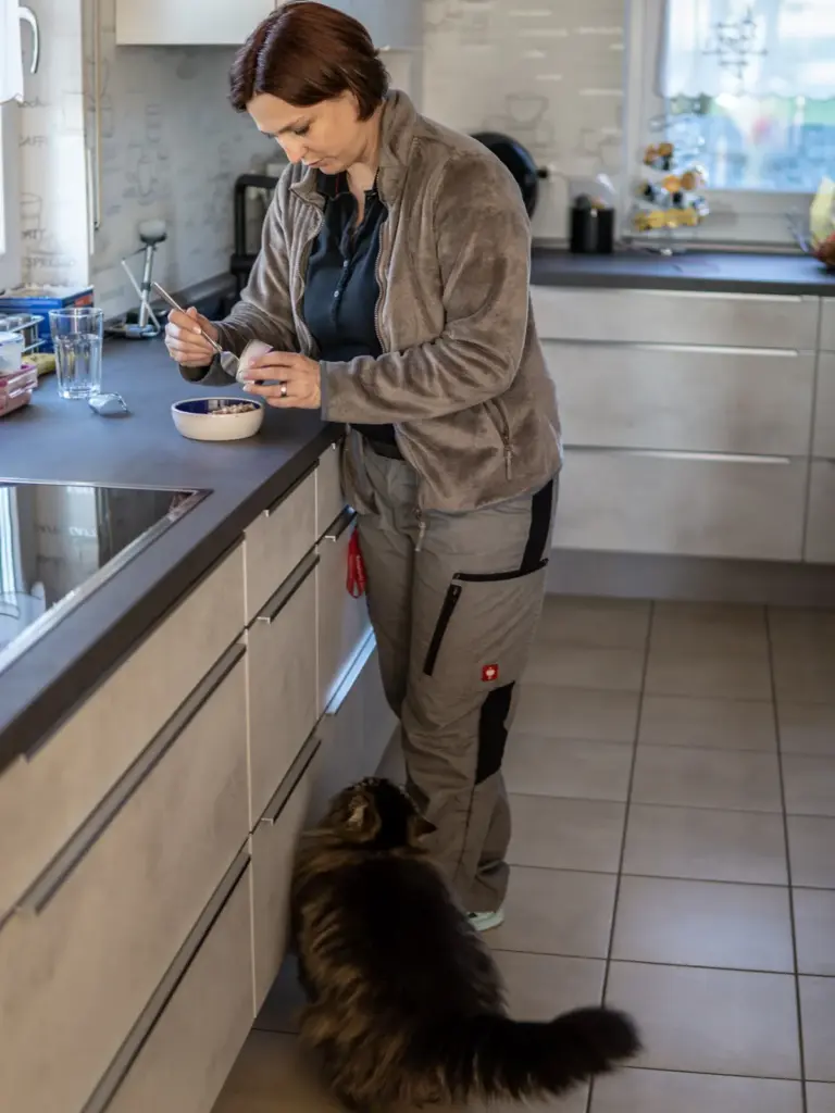 Bianca Wolff bei der gesunden Fütterung beim Katzensitting.