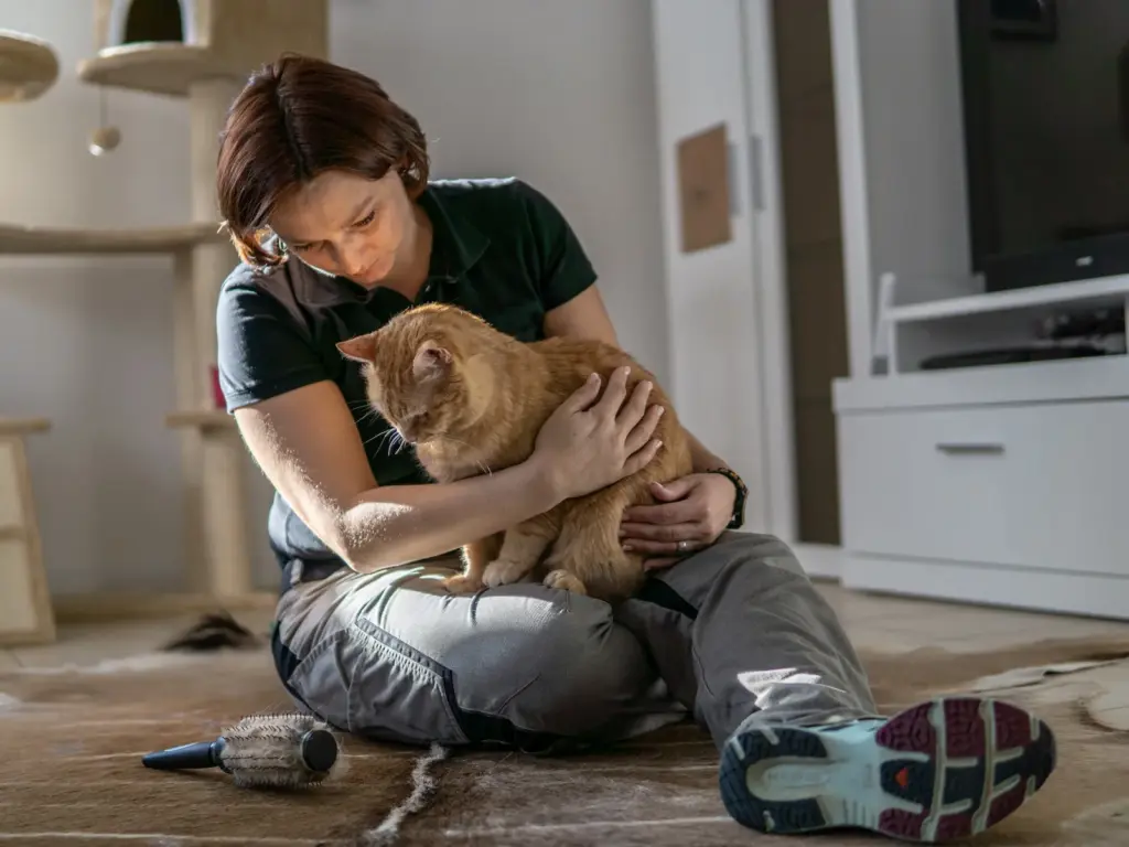 Bianca Wolff kuschelt mit einem roten Kater.